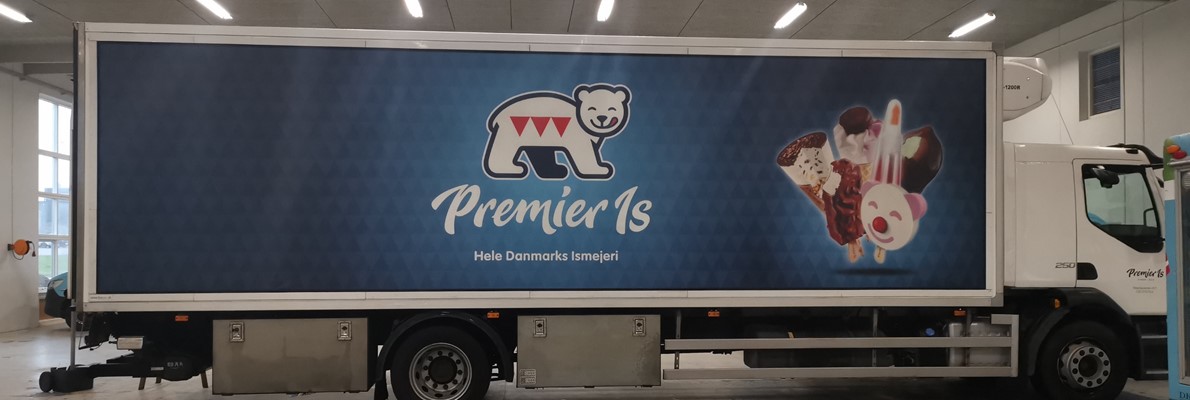 Flexsign har igen opsat ny reklamer på alle Premier-Is lastbiler rundt om i Danmark