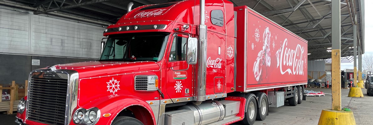 Flexsign har igen i år gjort Coca Cola lastbilerne klar og iklædt dem Julereklamer....