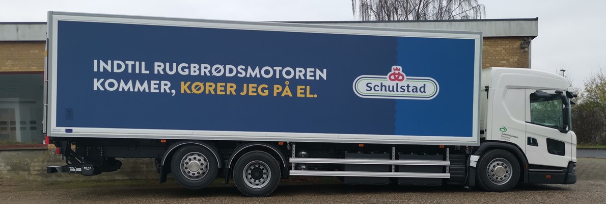 Nye El lastbiler til Schulstad monteret med reklamer på langsider - tag - bagender og folie på førerhus - Flexsign leverer igen en total løsning
