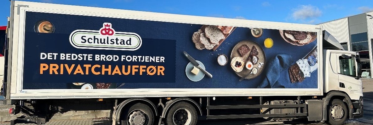 Schulstad lastbiler leverer brød ud med "privatchauffør" - Flexsign leverer reklamerne på 13 lastbiler